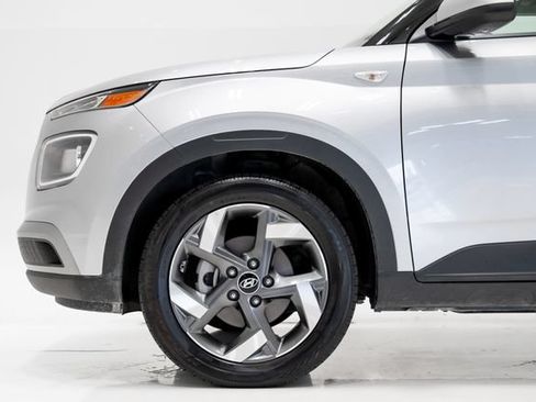 Used 2025 Hyundai Venue SEL FWD image 31