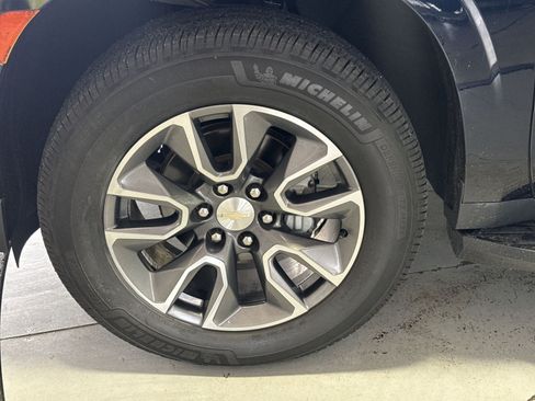 Used 2021 Chevrolet Suburban LT w/ LT Signature Package AWD/4WD image 13