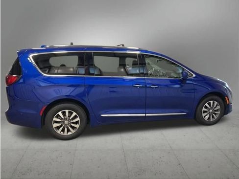 Used 2020 Chrysler Pacifica Touring-L Plus w/ Advanced Safetytec Group FWD image 6