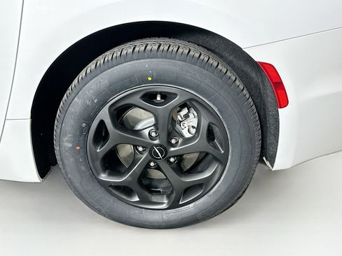 Used 2022 Chrysler Pacifica Touring-L w/ S Appearance Package image 11