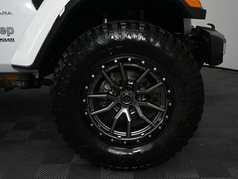 Used 2018 Jeep Wrangler Unlimited Sahara AWD/4WD image 28