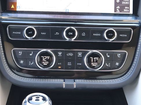 Used 2021 Bentley Bentayga Base image 18