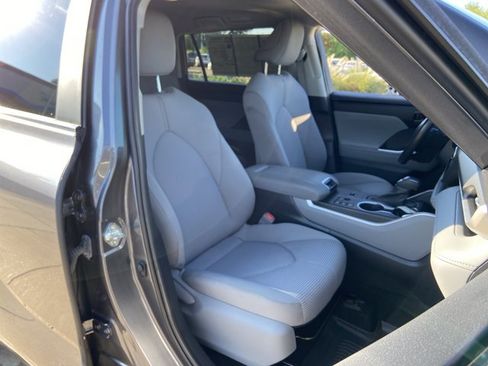 Used 2023 Toyota Highlander LE FWD image 20