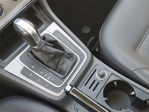 Used 2015 Volkswagen Golf S image 29