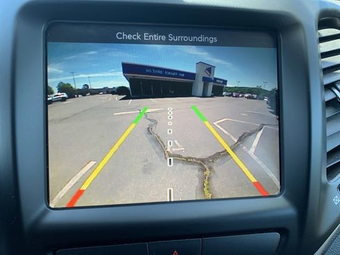 Used 2017 Jeep Cherokee Latitude w/ Cold Weather Group AWD/4WD image 16