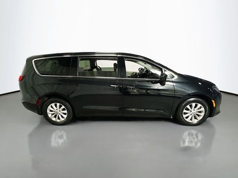 Used 2020 Chrysler Pacifica Touring image 9