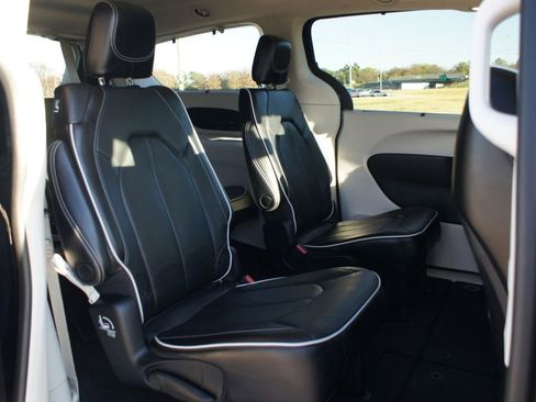 Used 2022 Chrysler Pacifica Limited image 24