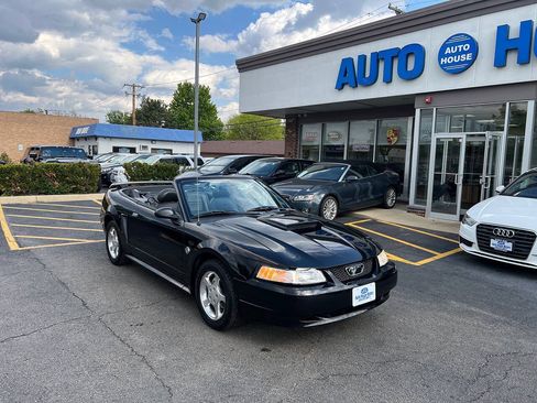 Used 2004 Ford Mustang Convertible RWD image 3