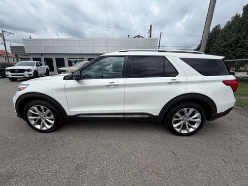 Used 2023 Ford Explorer Platinum w/ Technology Package AWD/4WD image 3