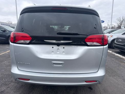 Used 2023 Chrysler Voyager LX image 8