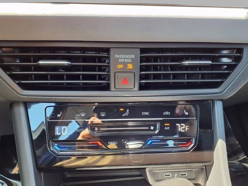 Used 2025 Volkswagen Jetta SE w/ Sunroof Package FWD image 8