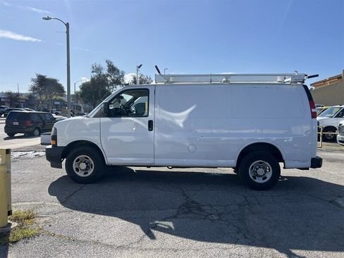 Used 2020 Chevrolet Express 3500 w/ Driver Convenience Package RWD image 4