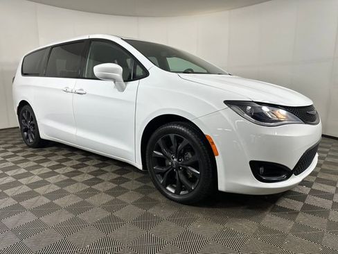 Used 2020 Chrysler Pacifica Touring w/ S Appearance Package image 2
