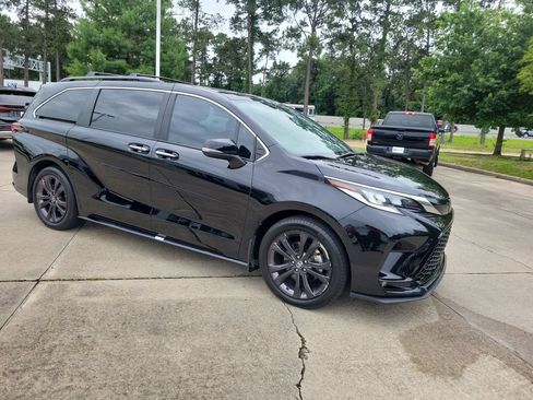 Used 2024 Toyota Sienna XSE w/ XSE Premium Package FWD image 9