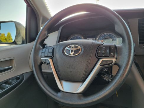 Used 2018 Toyota Sienna LE w/ Carpet Mat Package FWD image 31