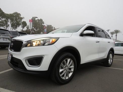 Used 2017 Kia Sorento LX w/ LX Convenience Package image 3