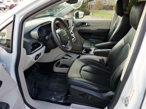 Used 2023 Chrysler Pacifica Touring-L FWD image 7