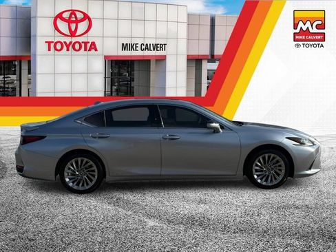 Used 2022 Lexus ES 300h Ultra Luxury w/ Accessory Package 2 FWD image 6