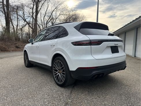 Used 2023 Porsche Cayenne Platinum Edition AWD/4WD image 3