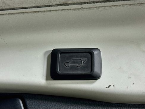 Used 2019 Toyota RAV4 Limited FWD image 29