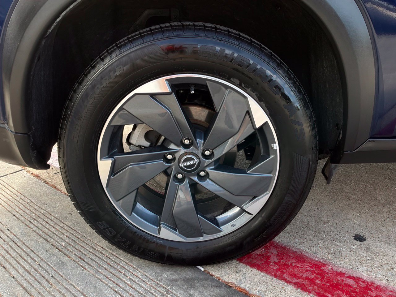 Used 2025 Nissan Rogue SV FWD image 9