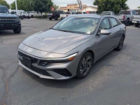 Used 2025 Hyundai Elantra SEL FWD image 11