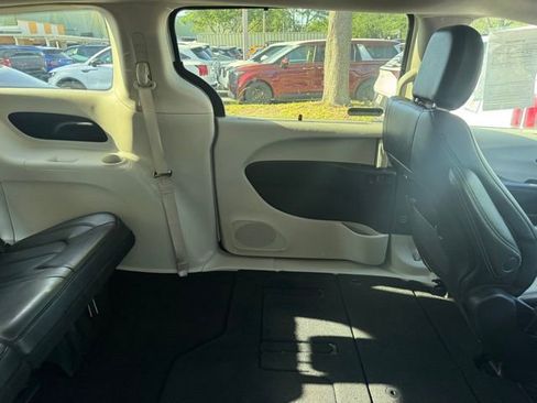 Used 2024 Chrysler Pacifica Touring-L image 5