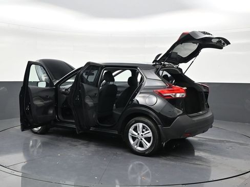 Used 2018 Nissan Kicks S FWD image 31