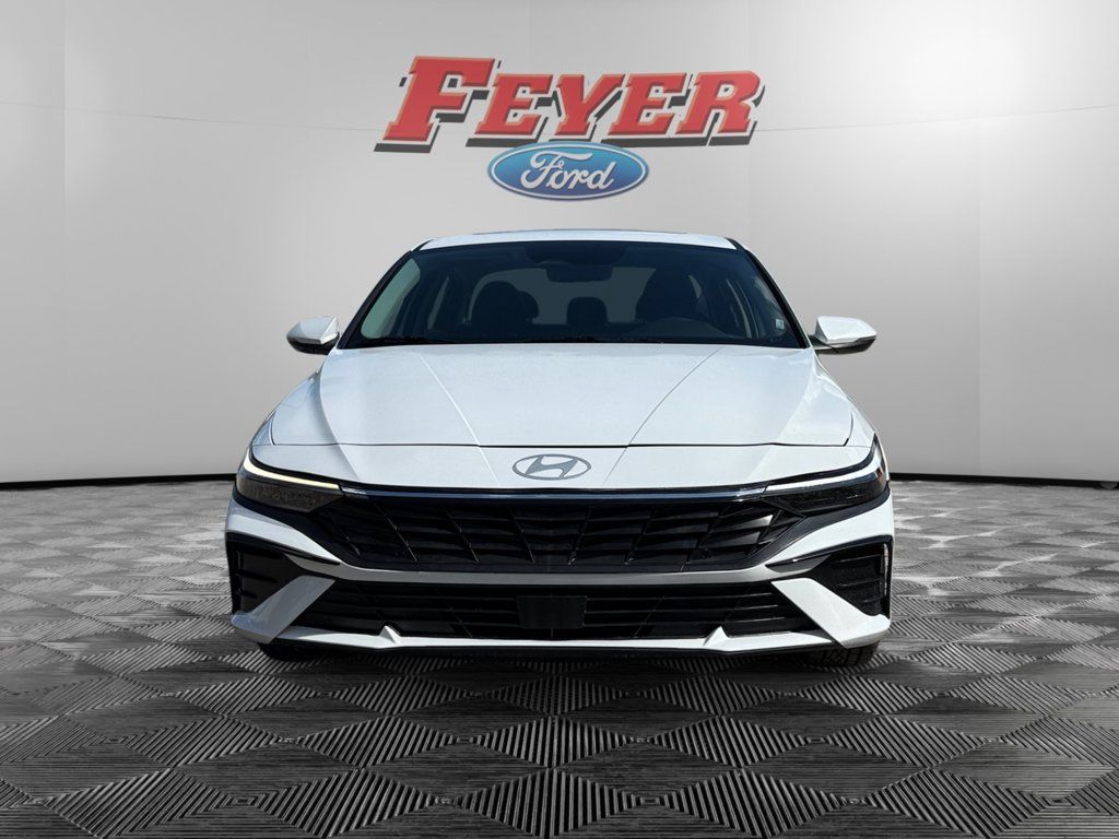 Used 2025 Hyundai Elantra Limited FWD image 8