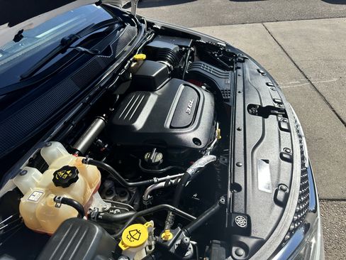 Used 2018 Chrysler Pacifica Touring-L image 42