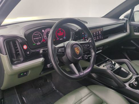 Certified 2024 Porsche Cayenne AWD/4WD image 4