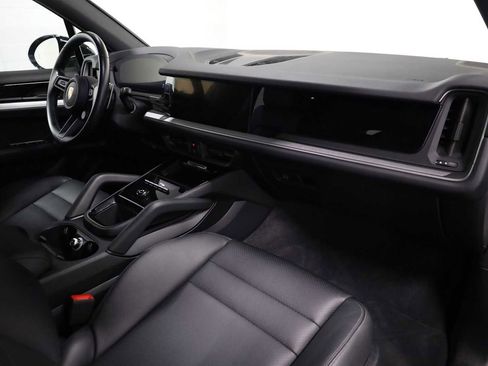 Certified 2024 Porsche Cayenne image 6