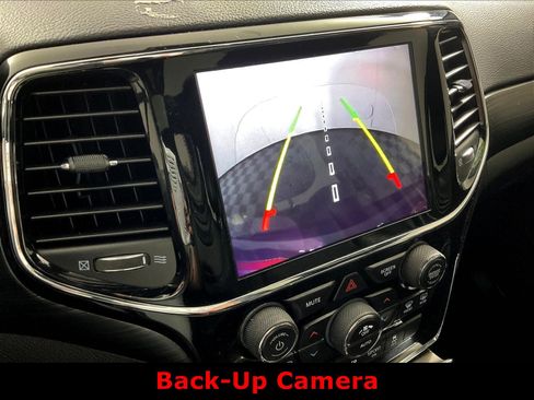Used 2019 Jeep Grand Cherokee Altitude AWD/4WD image 10