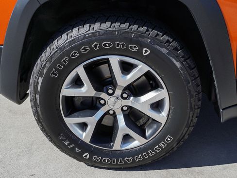 Used 2016 Jeep Cherokee Trailhawk w/ Leather Interior Group AWD/4WD image 12