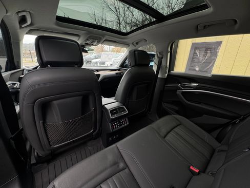 Used 2019 Audi e-tron Premium Plus image 44
