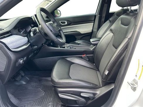 Used 2025 Jeep Compass Latitude AWD/4WD image 10