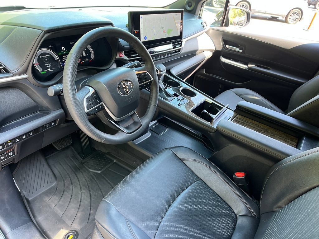 Used 2025 Toyota Sienna Platinum AWD/4WD image 10