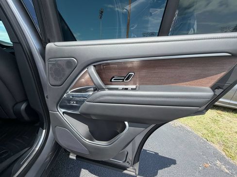 Used 2025 Land Rover Range Rover SE AWD/4WD image 17