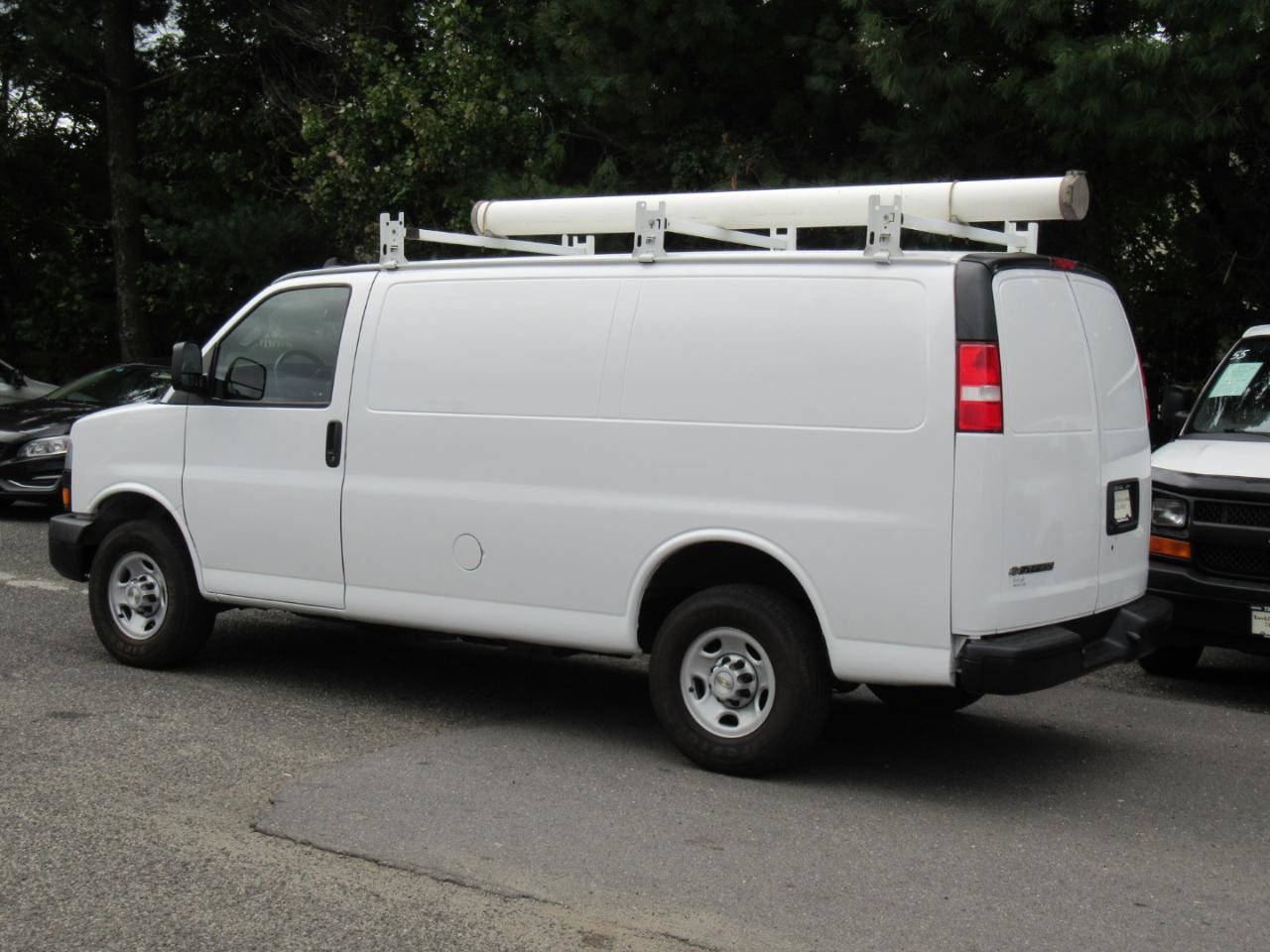Used 2022 Chevrolet Express 3500 w/ Driver Convenience Package RWD image 4