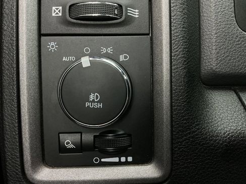 Used 2018 RAM 1500 Express AWD/4WD image 42