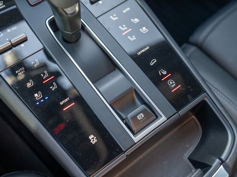 Certified 2026 Porsche Macan AWD/4WD image 18