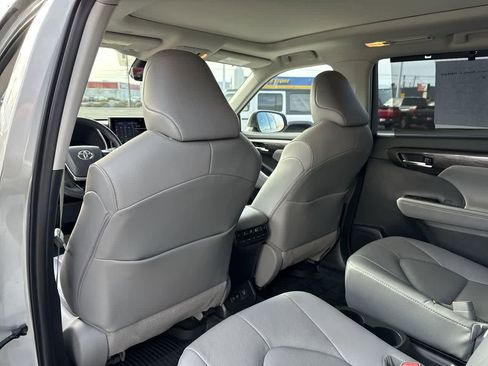 Used 2021 Toyota Highlander Platinum image 14