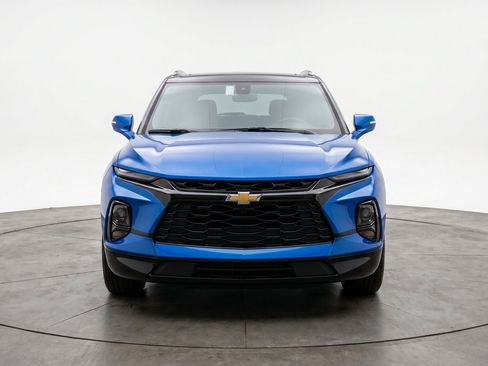 Used 2025 Chevrolet Blazer LT FWD image 2