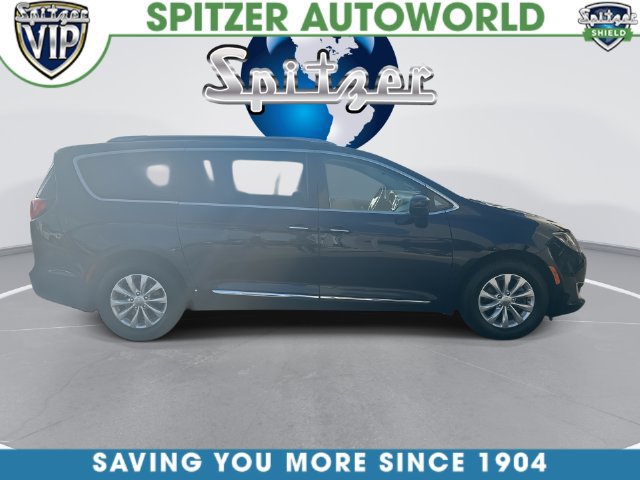 Used 2018 Chrysler Pacifica Touring-L FWD image 11