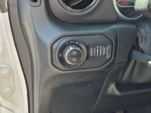 Certified 2021 Jeep Gladiator Overland AWD/4WD image 13