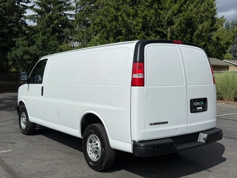 Used 2022 Chevrolet Express 2500 w/ Driver Convenience Package RWD image 4