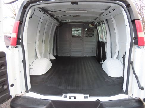 Used 2015 Chevrolet Express 2500 image 10