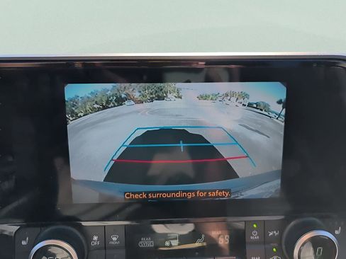 Used 2023 Toyota Highlander L image 27