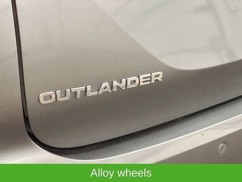Used 2022 Mitsubishi Outlander SE AWD/4WD image 16