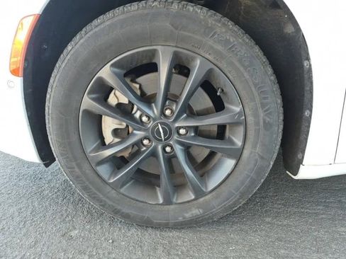 Used 2020 Chrysler Pacifica Touring-L AWD/4WD image 16